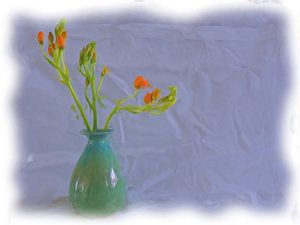 Stilleven oranje bloemen in blauwe vaas