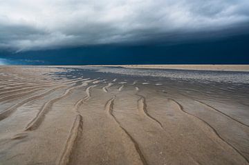Sonnenaufgang am Strand der Insel Texel mit Annäherung einer Gewitterwolke von Sjoerd van der Wal Fotografie