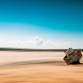 Shipwreck on sand - Abstraction by Dirk Wüstenhagen
