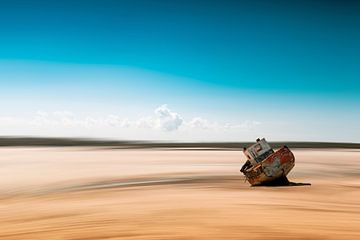 Schipbreuk op zand - Abstractie van Dirk Wüstenhagen