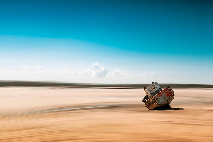Shipwreck on sand - Abstraction by Dirk Wüstenhagen