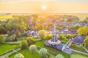 Zomerse zonsondergang boven Woltersum van Droninger