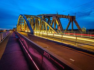 De IJsselbrug in Zutphen tijdens het blauwe uurtje van Bart Ros