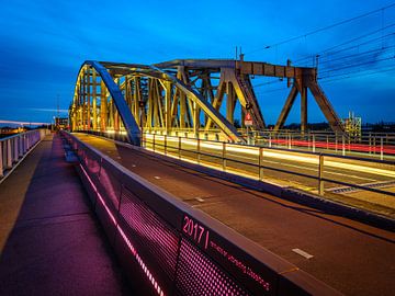 De IJsselbrug in Zutphen tijdens het blauwe uurtje