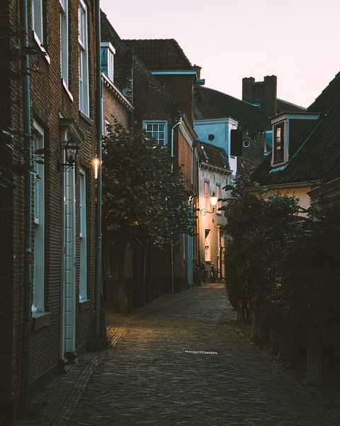 Rue dans les Wall Houses d'Amersfoort en début de soirée par Michiel Dros