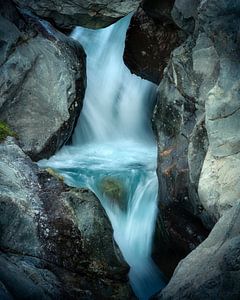 Detail eines Wasserfalls in den französischen Alpen von Jos Pannekoek
