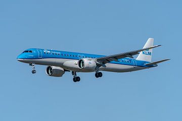 Un Embraer E195-E2 (PH-NXG) de KLM Cityhopper photographié juste avant l'atterrissage sur Polderbaan sur Jaap van den Berg