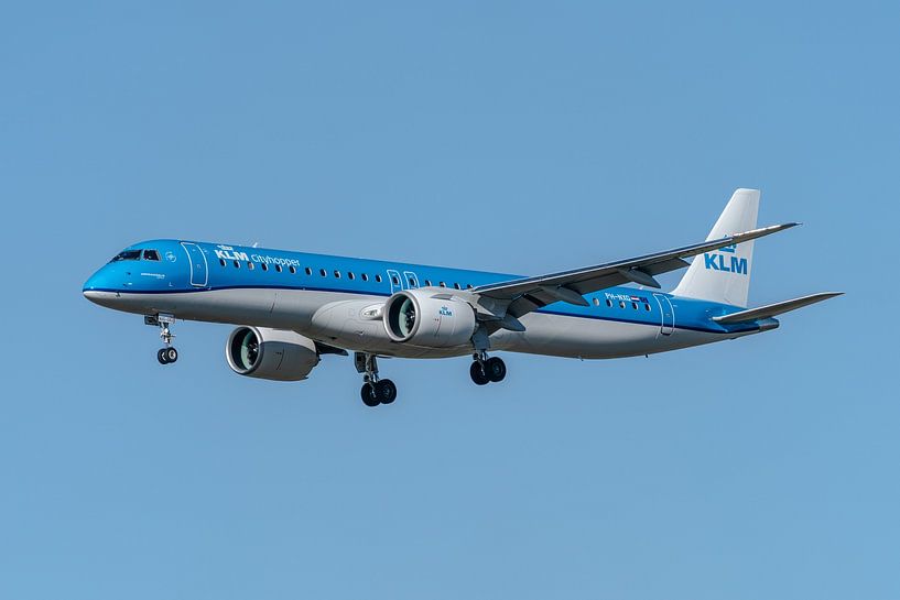 Un Embraer E195-E2 (PH-NXG) de KLM Cityhopper photographié juste avant l'atterrissage sur Polderbaan par Jaap van den Berg