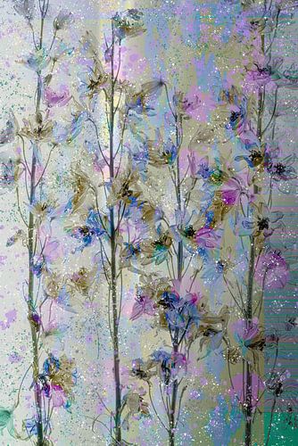 Schilderachtig stilleven met ridderspoor .