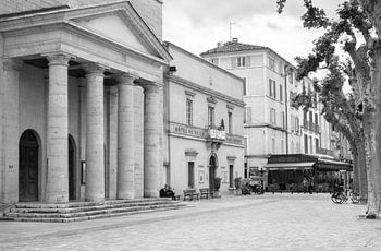 Kerk van Anduze, fraai omgezet in zwart-wit