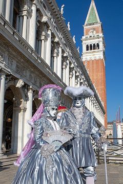 Carnaval voor de Campanile op het San Marcoplein in Venetië