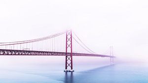 Ponte 25 de Abril Verschwinden im Nebel, Lissabon, Portugal von Madan Raj Rajagopal