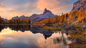 Panorama eines Sonnenaufgangs am Lago Federa, Dolomiten, Italien