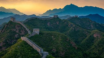 De Grote Muur bij Jinshanling in China van Roland Brack