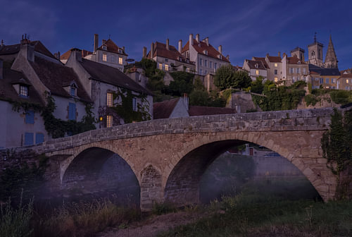 Semur-en-Auxois zur blauen Stunde