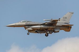 Un Lockheed Martin F-16 de l'armée de l'air américaine atterrit sur la base aérienne de Shaw.