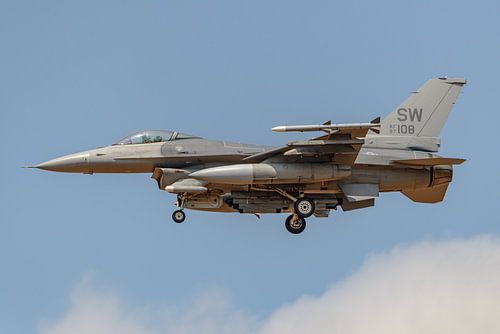 Un Lockheed Martin F-16 de l'armée de l'air américaine atterrit sur la base aérienne de Shaw. sur Jaap van den Berg