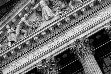 Wall Street Stock Exchange in New York (zwart-wit) van Mark De Rooij