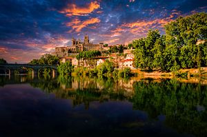 Spiegelung von Altstadt und Kathedrale von Beziers im Fluss Orb in Südfrankreich bei Sonnenuntergan