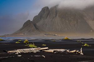 Vestrahorn in de wolken (Stokksnes, IJsland) sur Edwin van Wijk