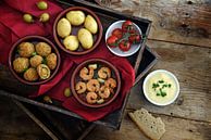 tapas espagnoles en entrée, olives cuites au four, crevettes, pommes de terre, tomates et ail en dia par Maren Winter Aperçu