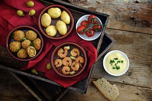 spaanse tapas als feestelijke voorgerechten, gebakken olijven, garnalen, aardappelen, tomaat en knof
