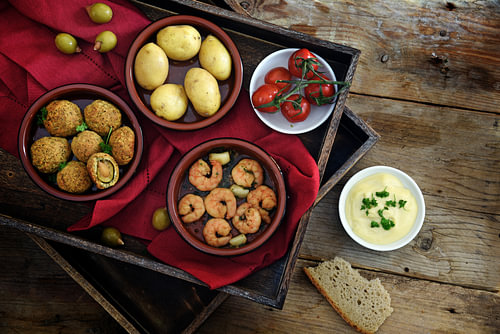 spanische Tapas als Party-Häppchen , gebackene Oliven, Garnelen, Kartoffeln, Tomaten- und Knoblauch-