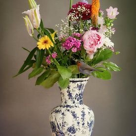 Stilleben Bunter Blumenstrauß in Delfter Blau mit Rotkehlchen von Marjolein van Middelkoop