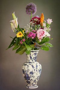 Stilleben Bunter Blumenstrauß in Delfter Blau mit Rotkehlchen von Marjolein van Middelkoop