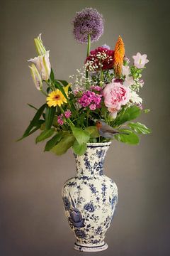 Stilleben Bunter Blumenstrauß in Delfter Blau mit Rotkehlchen