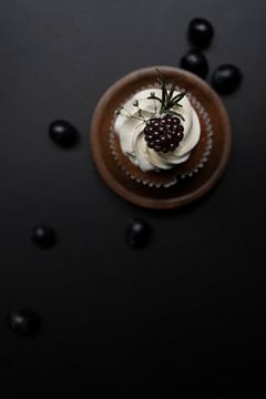 Donkere fotografie print cupcake met fruit van sonja koning