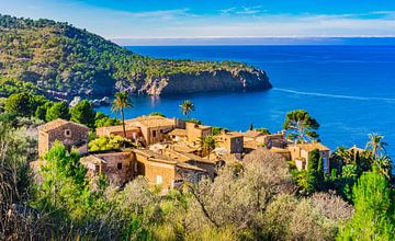 Magnifique paysage de l'île de Majorque, avec un petit village idyllique sur la côte. sur Alex Winter
