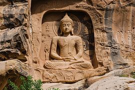 Meditatief Boeddha Sculptuur in Rotswand van Art & Soul Creations