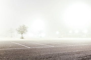 Verlaten parkeerplaats in de mist van Peter