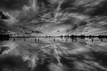 B/W Sunset, Vianen,  The Netherlands van Maarten Kost