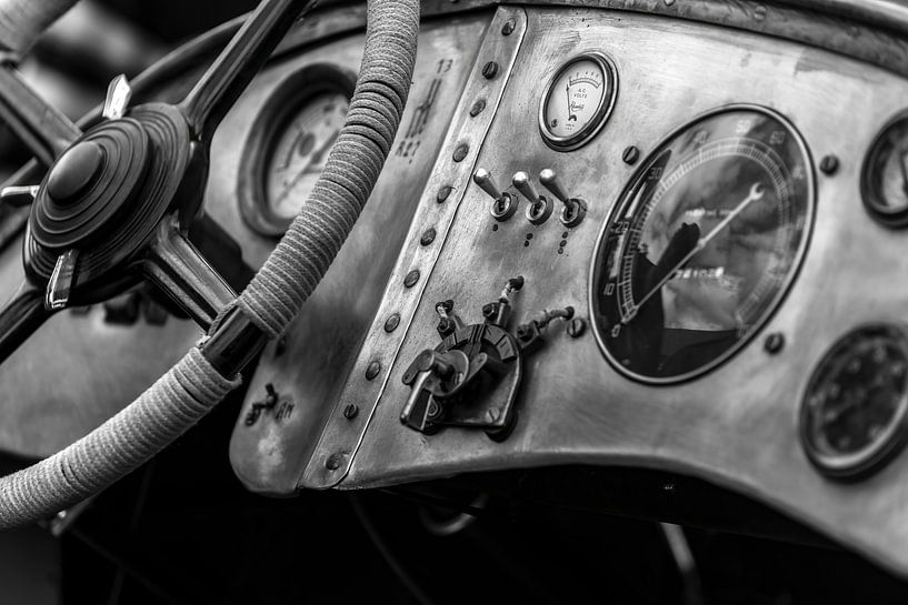 Cockpit van een oude racewagen van Rik Verslype