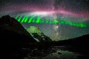 Tanzende Nordlichter mit der Milchstraße über dem Mt. Robson in den Canadian Rockies