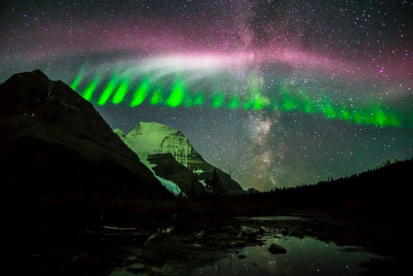 Tanzende Nordlichter mit der Milchstraße über dem Mt. Robson in den Canadian Rockies von Leo Schindzielorz