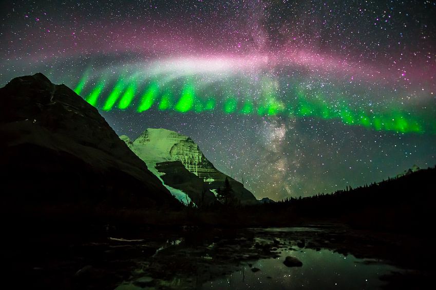 Tanzende Nordlichter mit der Milchstraße über dem Mt. Robson in den Canadian Rockies von <span class="secondary-font">Leo Schindzielorz</span>