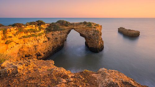 Coucher de soleil à Praia de Albandeira, en Algarve, au Portugal sur Henk Meijer Photography