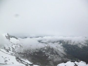 Wegtrekkende mist bovenop de 3200 meter kitzsteinhorn