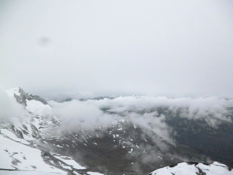Wegtrekkende mist bovenop de 3200 meter kitzsteinhorn van Veluws