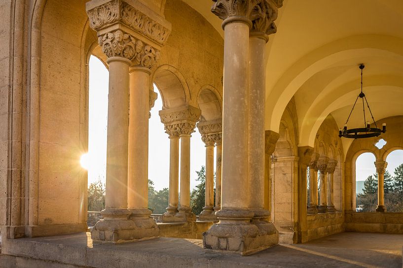Sonnenuntergang an der Romanischen Halle auf der Terrasse von Schloss Bad Homburg van Christian Müringer
