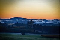 Lever de soleil sur les nuages de brouillard