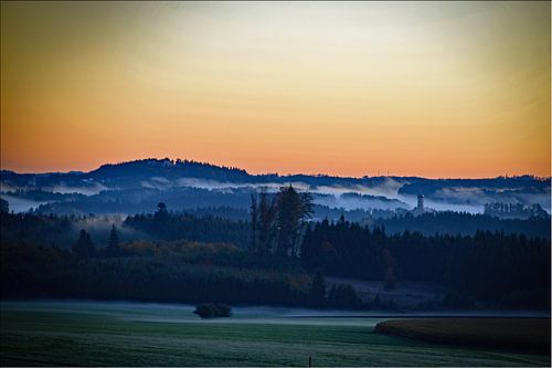 Zonsopgang boven mistwolken