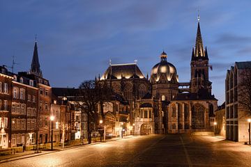 La cathédrale d'Aix-la-Chapelle de nuit sur Rolf Schnepp