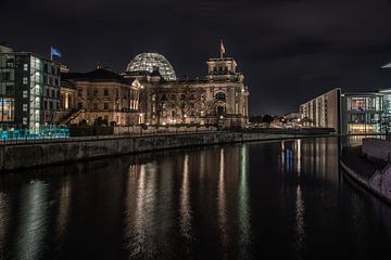 Blick zum Berliner Reichstag bei Nacht