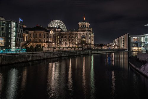 Nachtzicht op de Berlijnse Rijksdag
