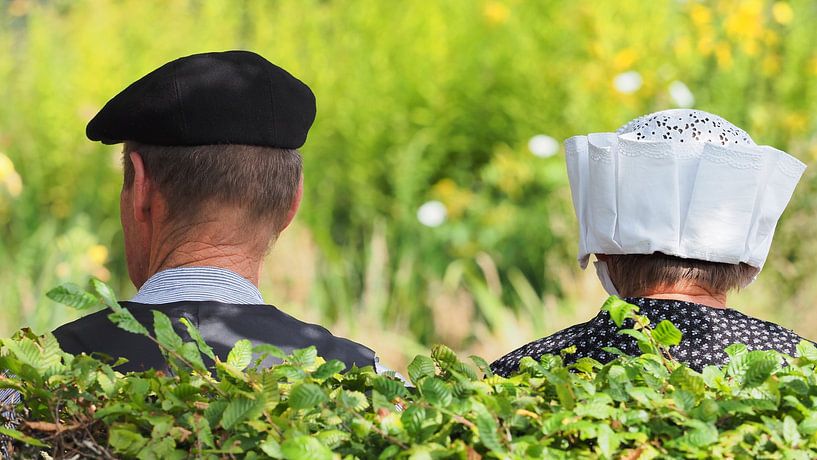 Vroeger, even rusten op een bankje van Herman Beld