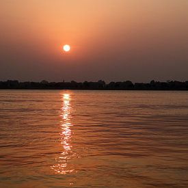 Sonnenuntergang am Ganges van Melanie Jäger